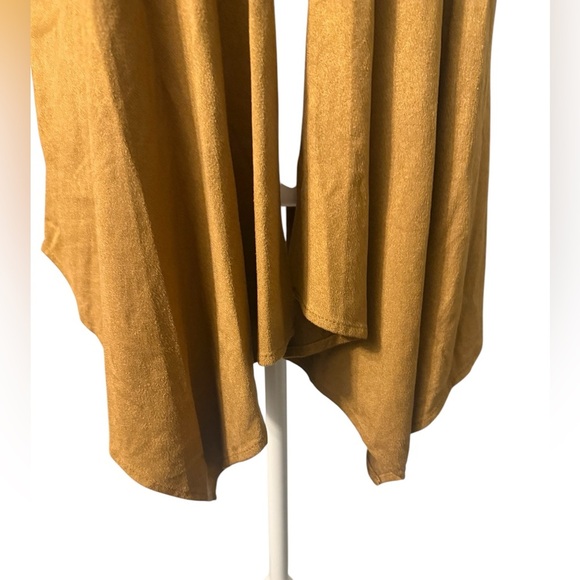 Women’s Soulmates faux suede open sleeveless draped vest/cardigan in a caramel - Picture 5 of 9